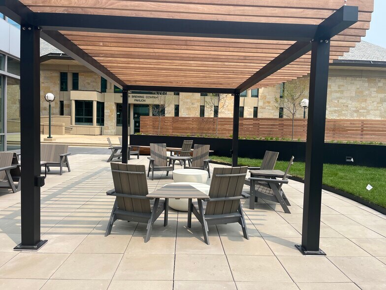 875 E Wisconsin Ave, Milwaukee, WI à louer - Photo du bâtiment - Image 3 de 15