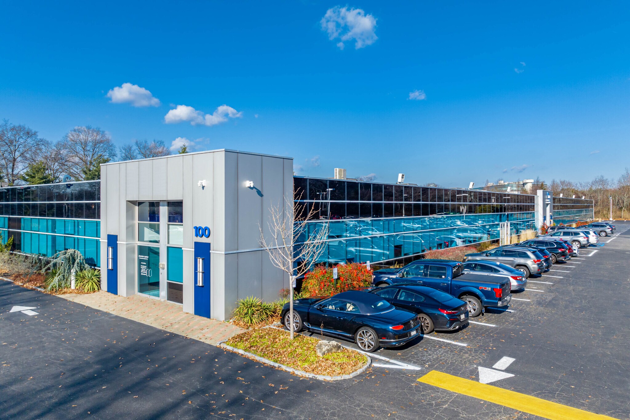 100 Sunnyside Blvd, Woodbury, NY à louer Photo du bâtiment- Image 1 de 10