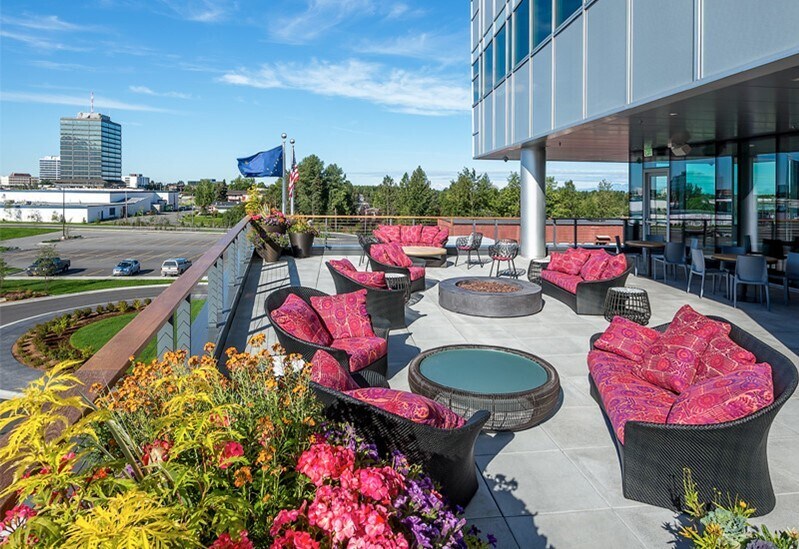 725 E Fireweed Ln, Anchorage, AK à louer - Photo du bâtiment - Image 3 de 15