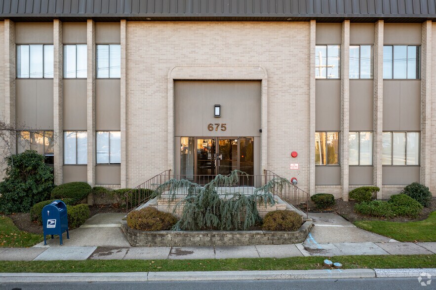 675 Morris Ave, Springfield, NJ à louer - Photo du bâtiment - Image 3 de 5