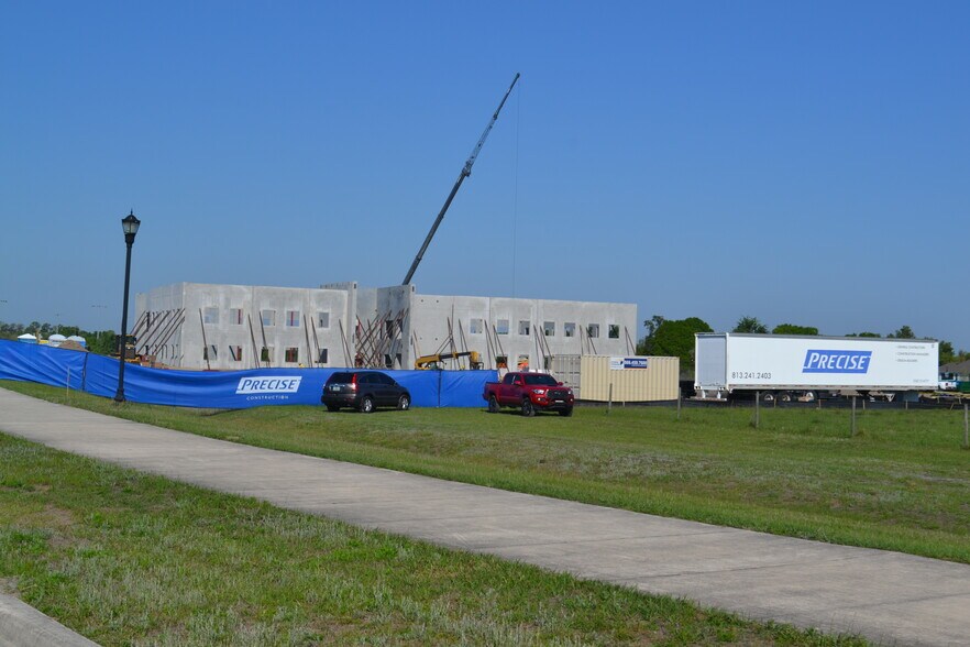 00 Wiregrass Ranch Blvd, Wesley Chapel, FL à louer - Photo du bâtiment - Image 2 de 9