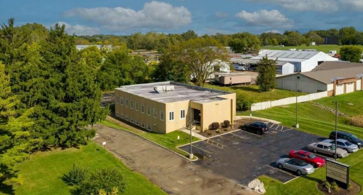 1065 Lake Ave, Woodstock, IL for lease Building Photo- Image 1 of 4