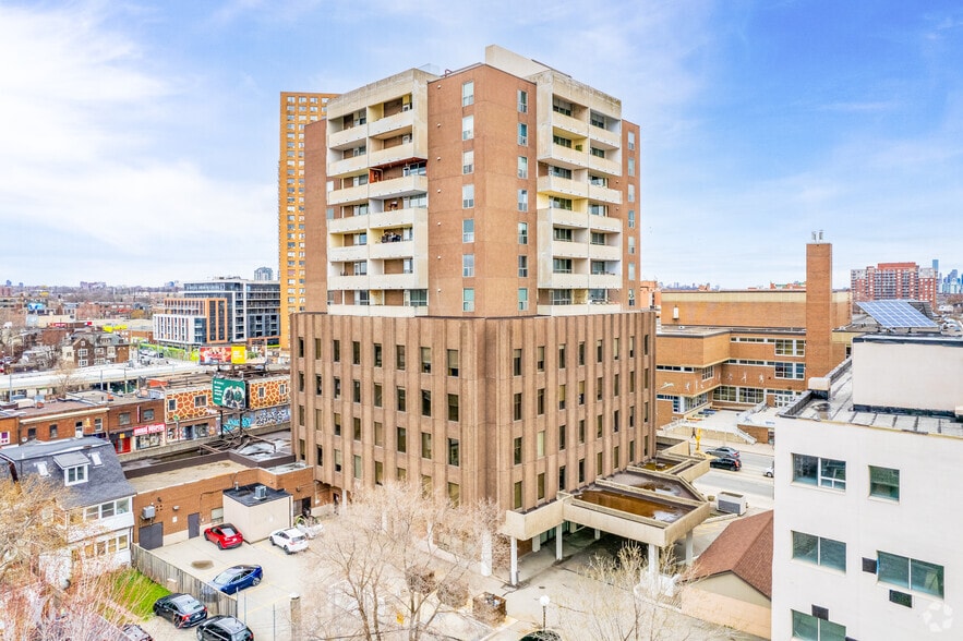 2329-2333 Dundas St W, Toronto, ON à louer - Photo du bâtiment - Image 3 de 4
