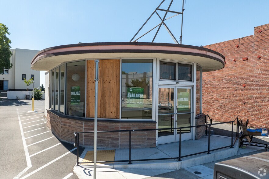 951 C St, Hayward, CA à vendre - Photo du bâtiment - Image 2 de 4