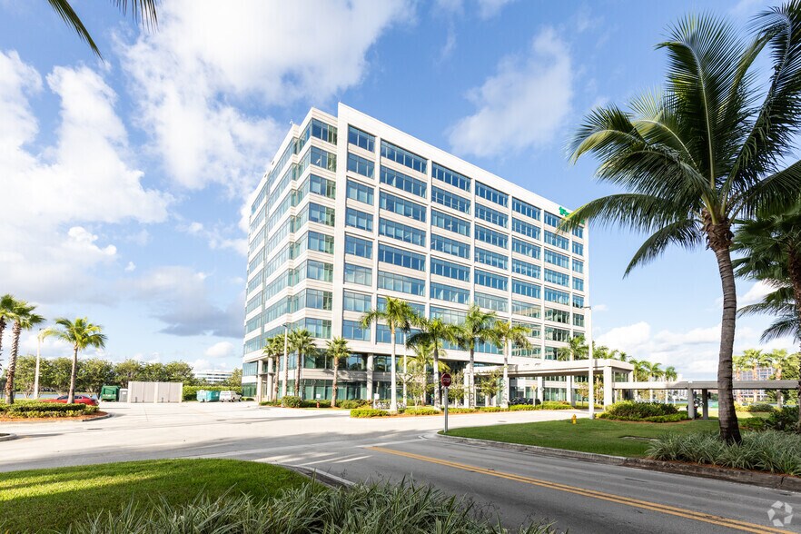 800 Waterford Way, Miami, FL à louer - Photo du bâtiment - Image 1 de 10