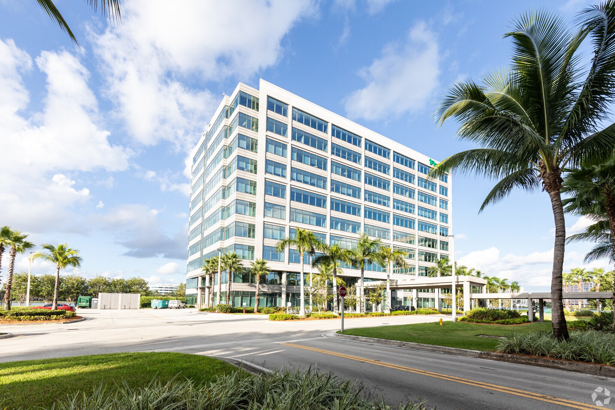 800 Waterford Way, Miami, FL à louer Photo du bâtiment- Image 1 de 11