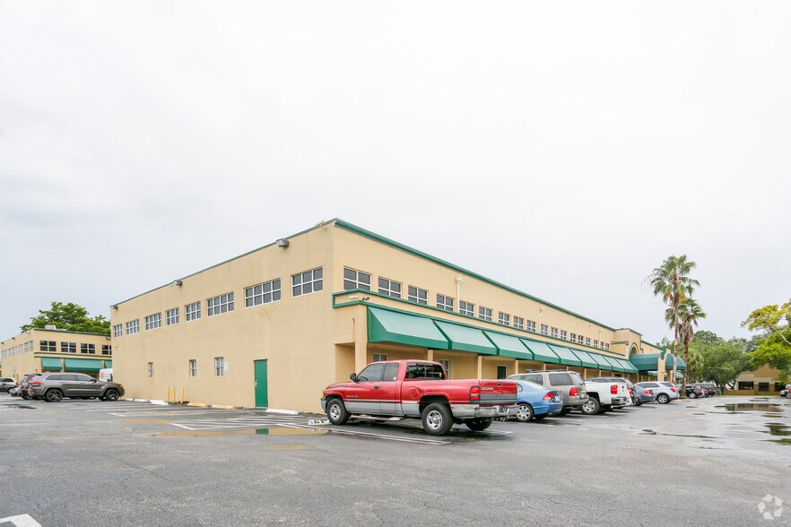 5901 NW 151st St, Miami Lakes, FL à louer - Photo du bâtiment - Image 2 de 6