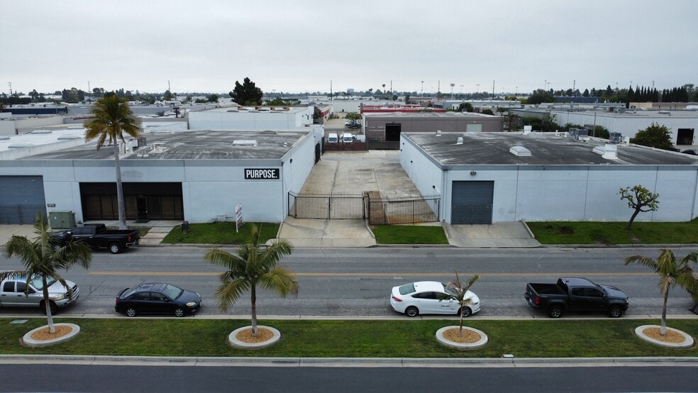 22,806 SF on 1.1 Acre Corner Lot portfolio of 2 properties for sale on LoopNet.ca - Building Photo - Image 3 of 11