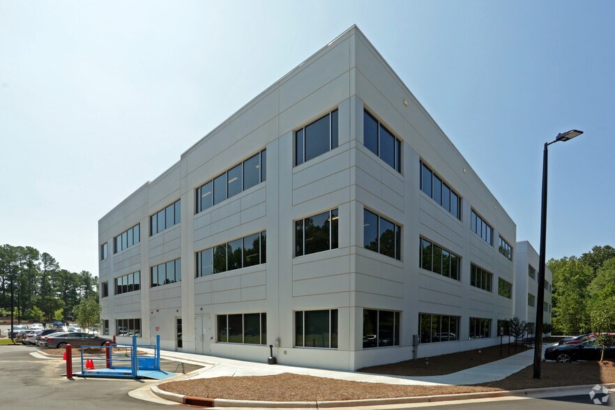2645 Meridian Pky, Durham, NC à louer - Photo du bâtiment - Image 3 de 12
