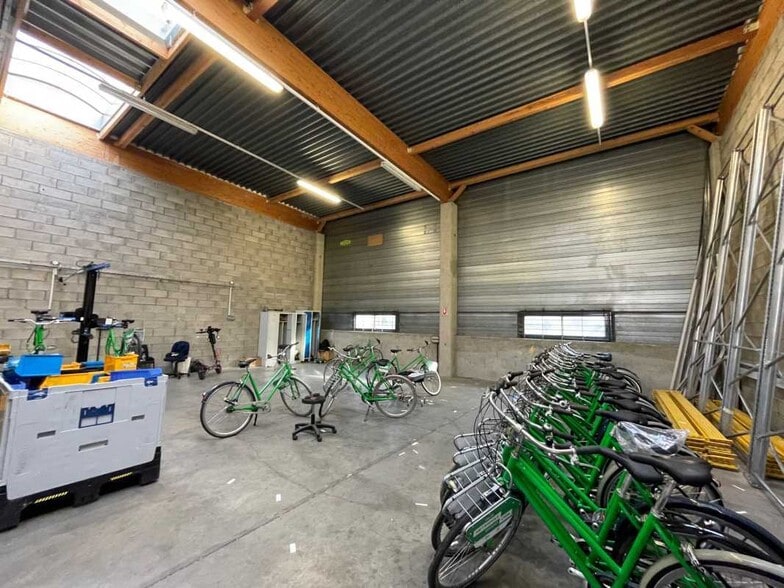 Flex in Villeurbanne for lease - Interior Photo - Image 2 of 5