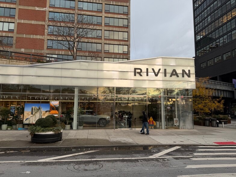 60 Tenth Ave, New York, NY for sale - Building Photo - Image 2 of 9