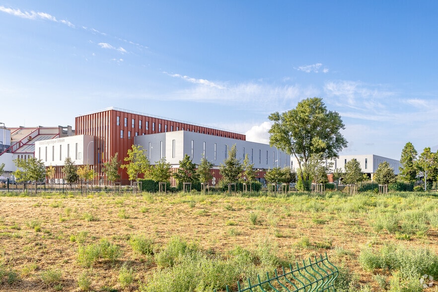 Flex in Lyon for lease - Building Photo - Image 2 of 2