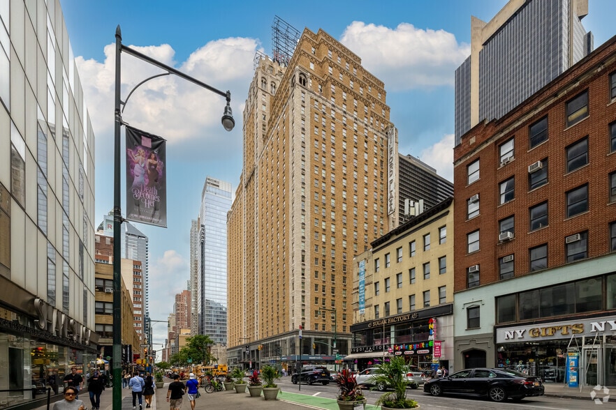 700 8th Ave, New York, NY for lease - Building Photo - Image 2 of 5