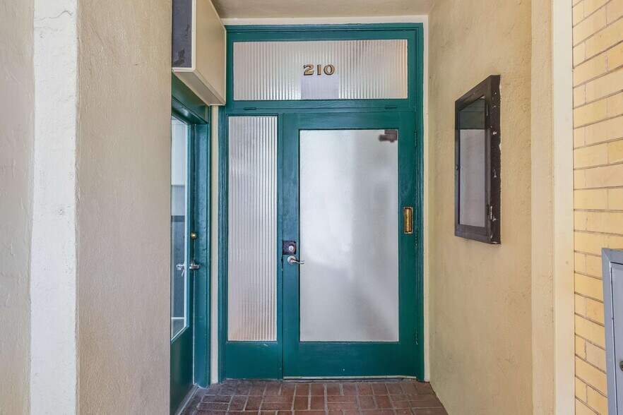 210 Washington Ave, Richmond, CA à louer - Hall d’entrée - Image 2 de 29