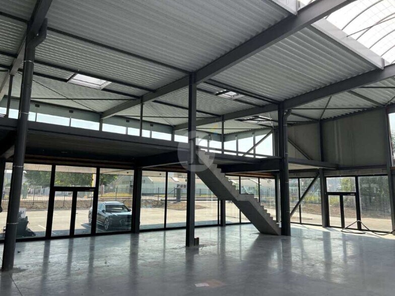 Flex in Neuville-en-Ferrain for lease - Interior Photo - Image 3 of 7