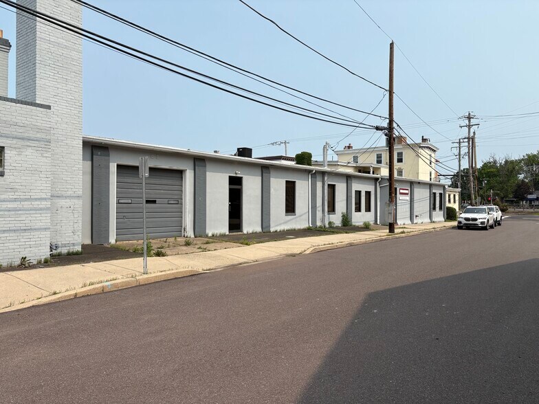 108 W Montgomery Ave, North Wales, PA for lease - Building Photo - Image 1 of 14