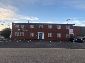 561 W Pike St, Lawrenceville, GA à louer Photo du bâtiment- Image 2 de 5