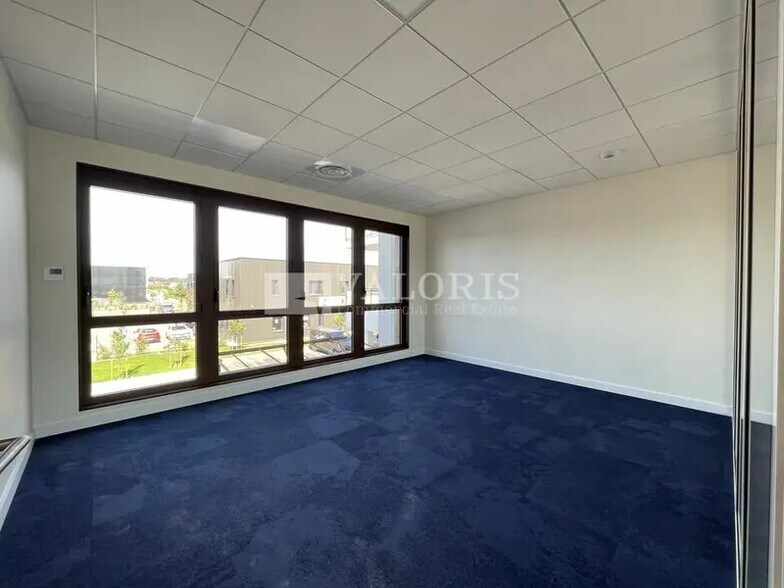 Bureau dans Genas à vendre - Photo du bâtiment - Image 2 de 11