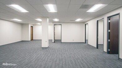 750 Warrenville Rd, Lisle, IL à louer Photo intérieure- Image 2 de 5