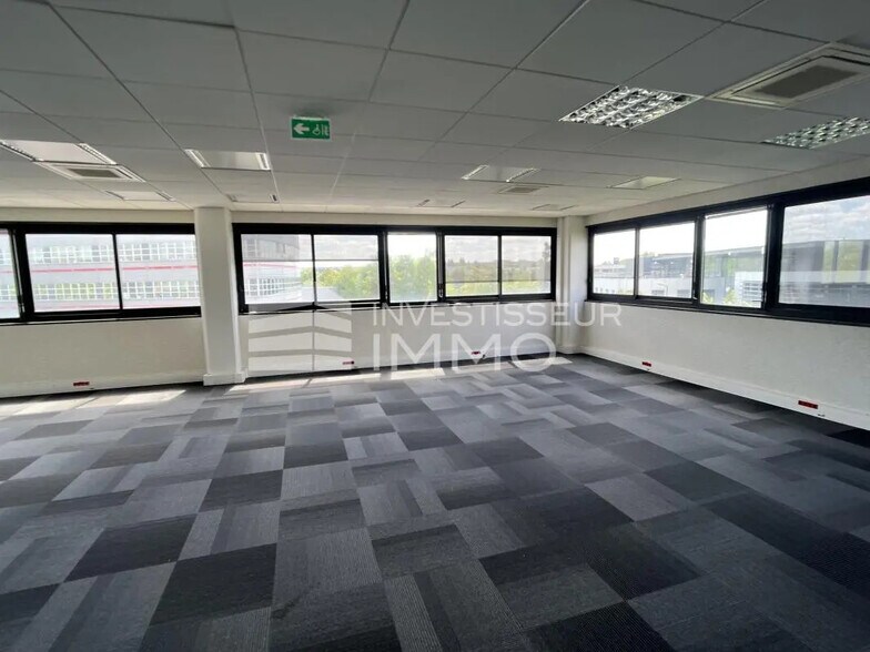 Office in Orly for lease - Building Photo - Image 2 of 6