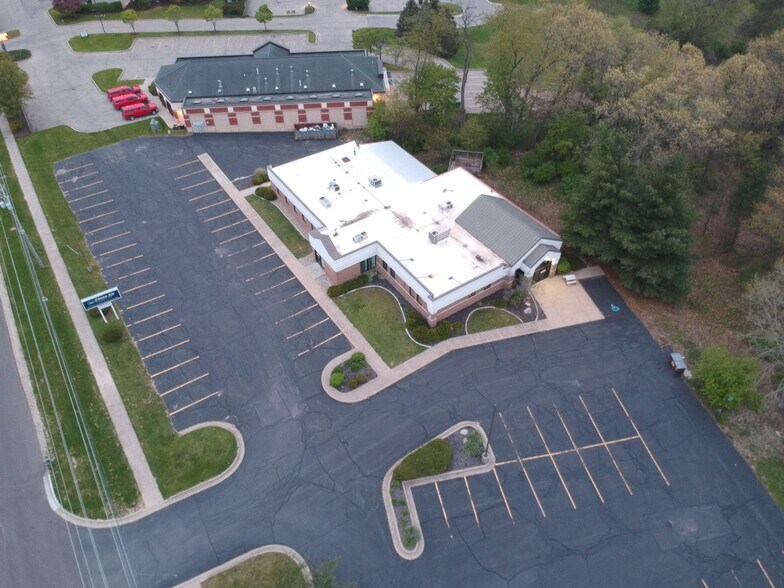 5171 Plainfield Ave NE, Grand Rapids, MI à vendre - Photo du bâtiment - Image 2 de 36