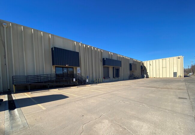 Plus de détails pour 816 E Funston St, Wichita, KS - Industriel à louer