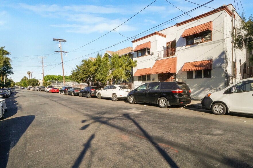 1511 W 11th Pl, Los Angeles, CA à vendre - Photo du bâtiment - Image 3 de 13