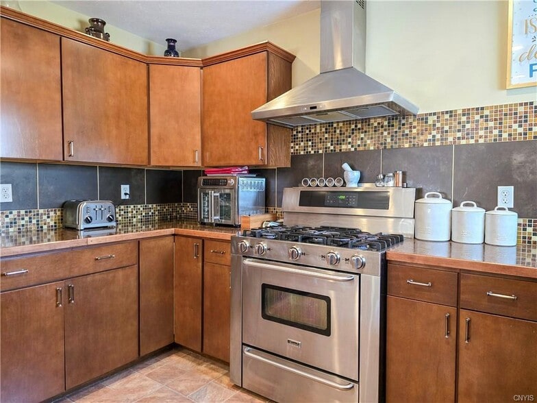 337 N Peterboro St, Canastota, NY for sale - Building Photo - Image 3 of 36