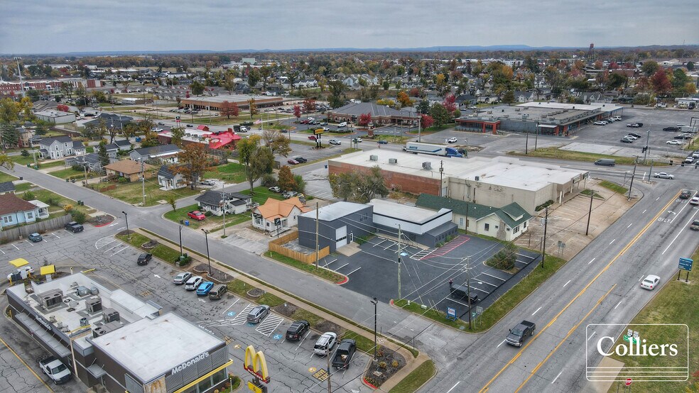 817 W Walnut St, Rogers, AR à louer - Photo du bâtiment - Image 3 de 11