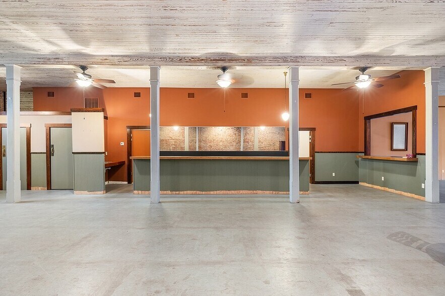 107 E Main St, Eagle Lake, TX à vendre - Photo du bâtiment - Image 3 de 26