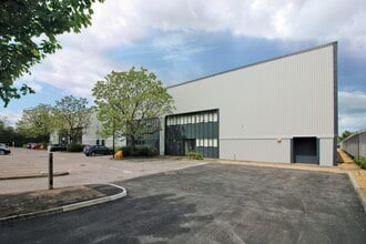 1-4 Units 2, 7 & 8, Pin Green Industrial Estate, Stevenage for lease Building Photo- Image 2 of 5