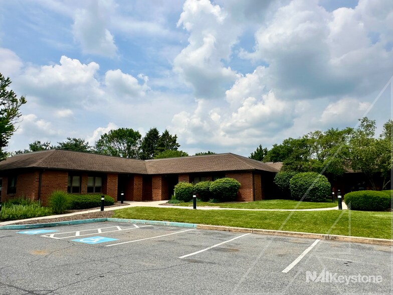 2201 Ridgewood Rd, Wyomissing, PA à vendre - Photo du bâtiment - Image 2 de 51