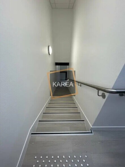 Flex in Lieusaint for lease - Interior Photo - Image 3 of 5