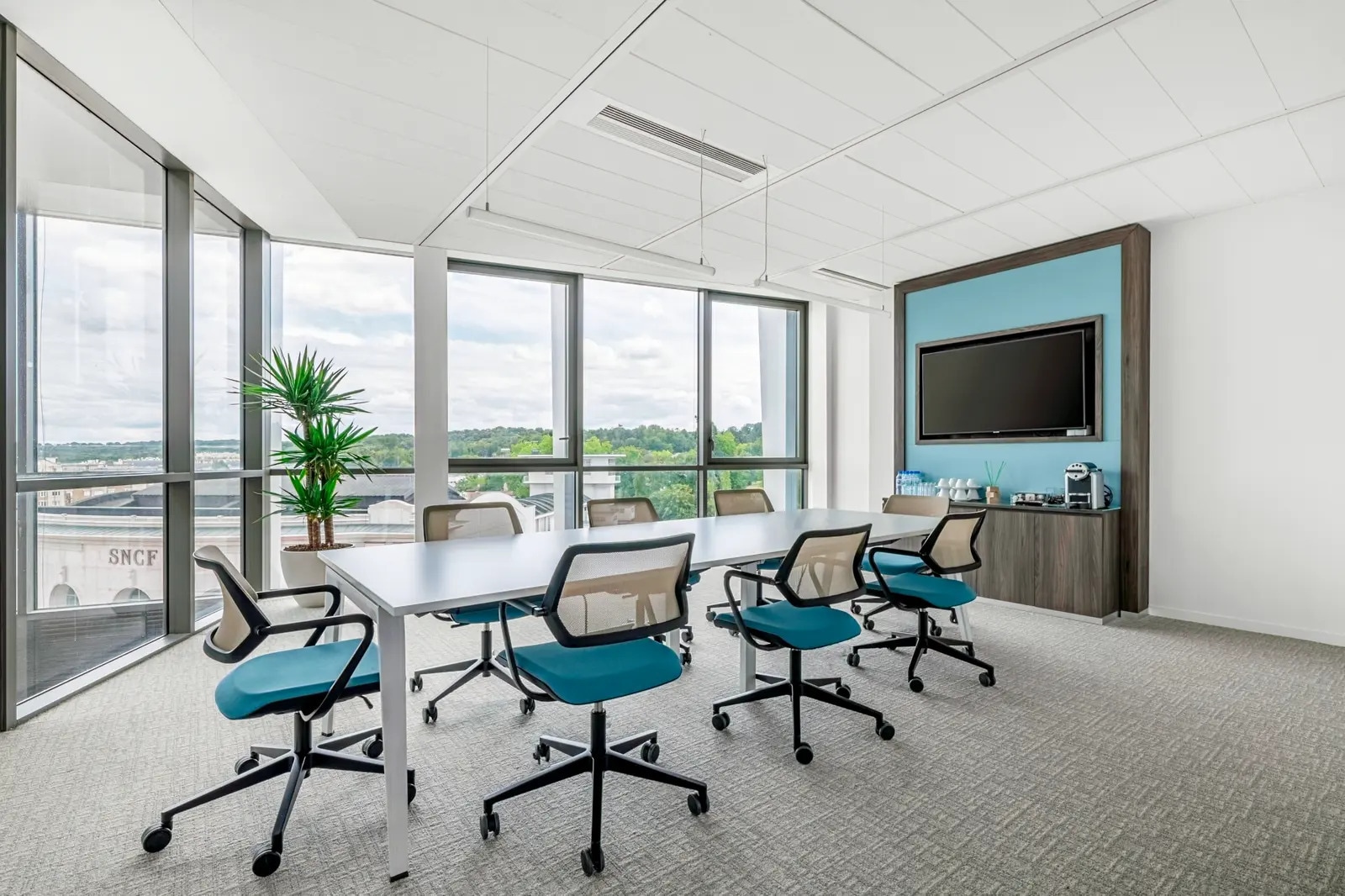 2 Parvis Colonel Arnaud Beltrame, Versailles for lease Interior Photo- Image 1 of 11