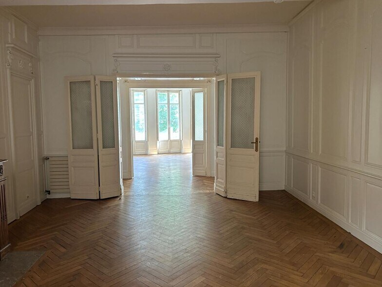 Office in Bordeaux for lease - Building Photo - Image 2 of 6