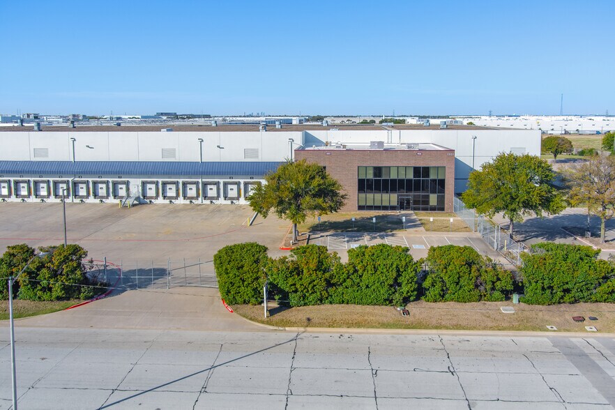 1201 John Burgess Dr, Fort Worth, TX à louer - Photo du bâtiment - Image 3 de 3
