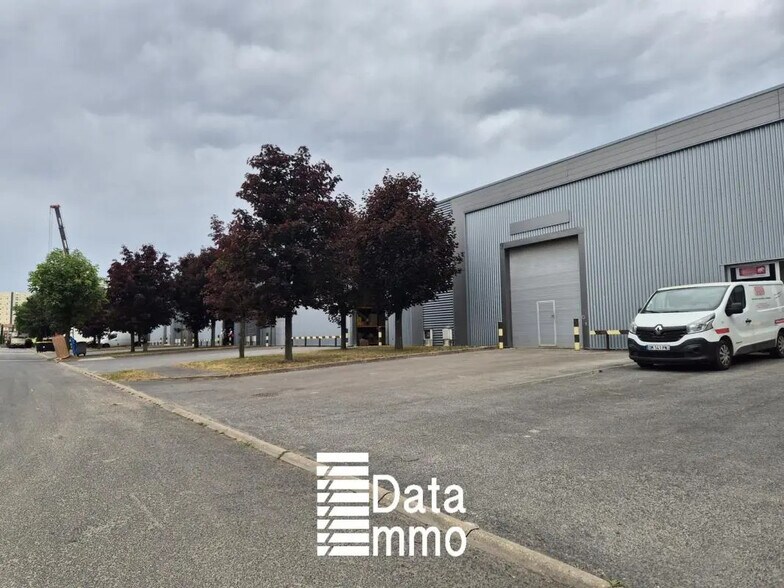 2 Avenue Des Bleuets, Bonneuil-sur-Marne à louer - Photo du bâtiment - Image 3 de 6