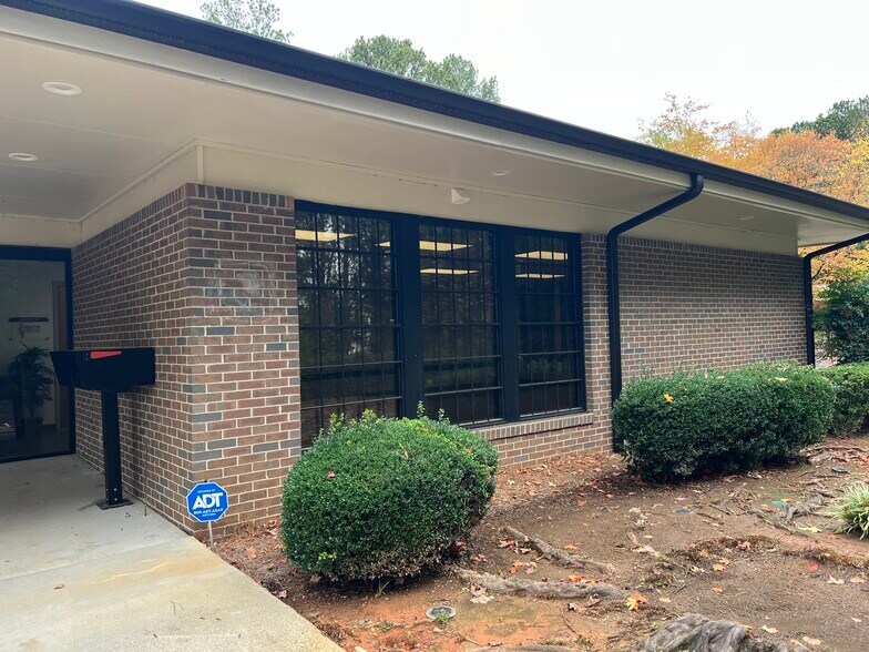 1611 Sands Pl SE, Marietta, GA à louer - Photo du bâtiment - Image 1 de 5