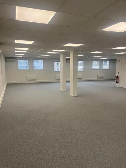 Office in Levallois-Perret for lease - Building Photo - Image 3 of 6