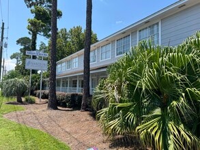 218 Green Acres Rd, Fort Walton Beach, FL for lease Building Photo- Image 1 of 10