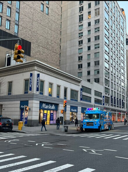 227 W 77th St, New York, NY à louer - Photo du bâtiment - Image 2 de 3