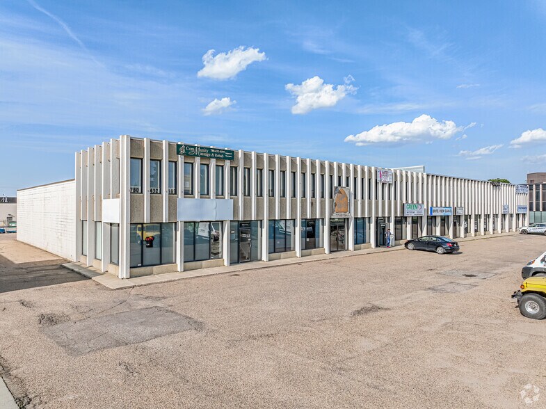 8708-8722 51 Av NW, Edmonton, AB à louer - Photo du bâtiment - Image 2 de 15