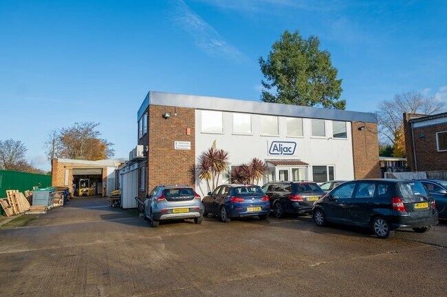 Plus de détails pour Station Approach, Shepperton - Industriel à louer