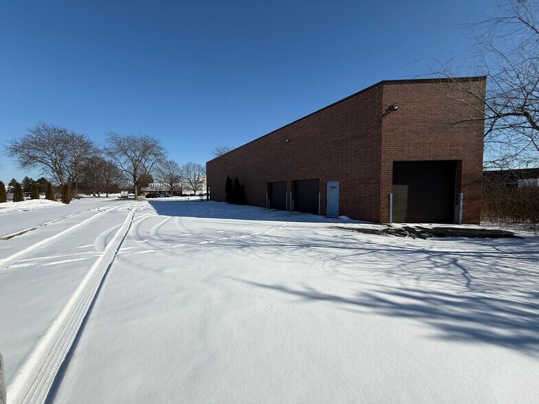 1881 Industrial Dr, Libertyville, IL à louer - Photo du bâtiment - Image 3 de 22