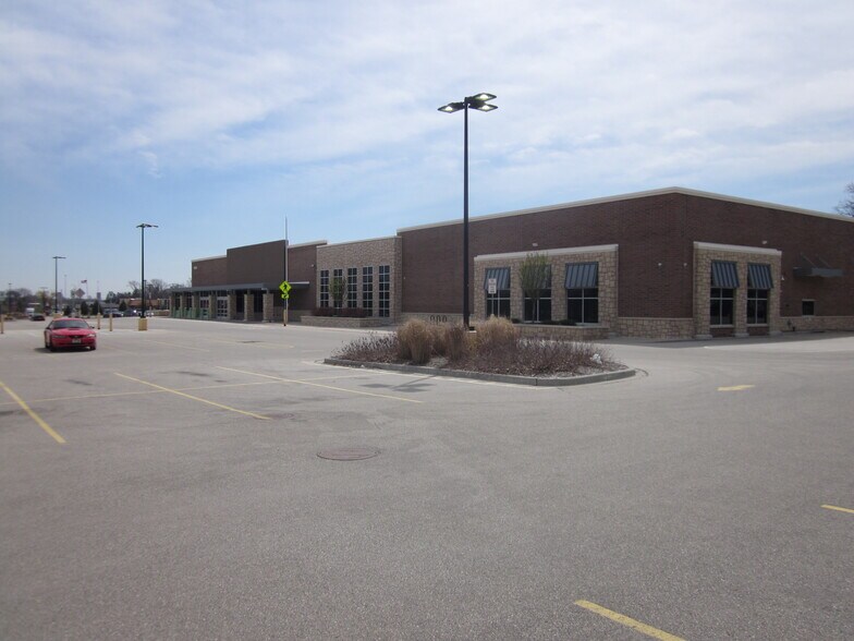 N88 W15401-N88 W15539 Main St, Menomonee Falls, WI à louer - Photo du bâtiment - Image 2 de 24