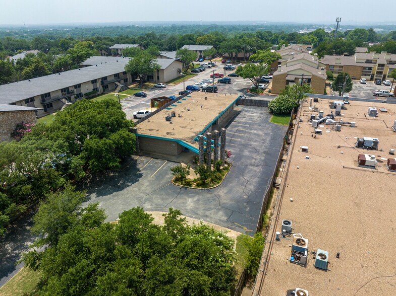 1550 Jones Dr, Arlington, TX à vendre - Photo du bâtiment - Image 2 de 6