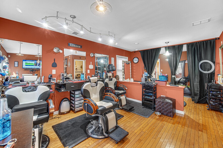 5728 W Higgins Ave, Chicago, IL for sale - Interior Photo - Image 2 of 12