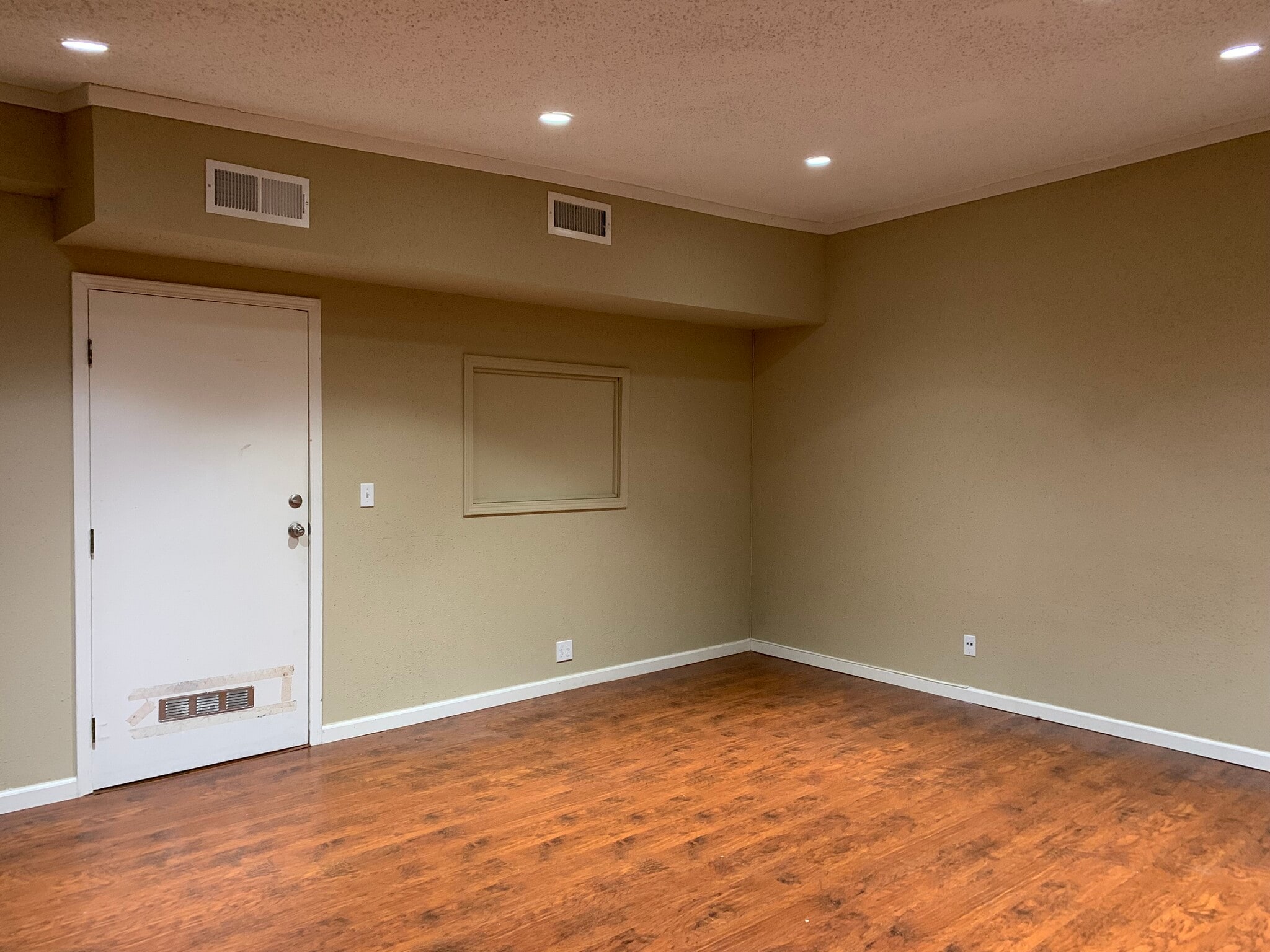 135 N Victory Blvd, Burbank, CA for lease Building Photo- Image 1 of 6