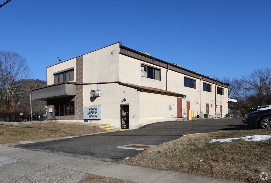 325 Chamberlain Hwy, Meriden, CT à louer - Photo du bâtiment - Image 2 de 5