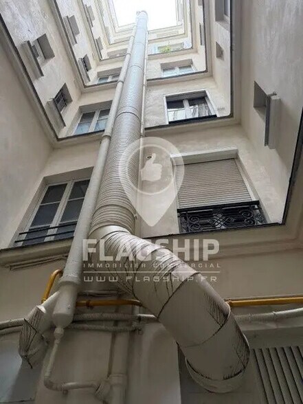 Retail in Paris for lease - Interior Photo - Image 3 of 3